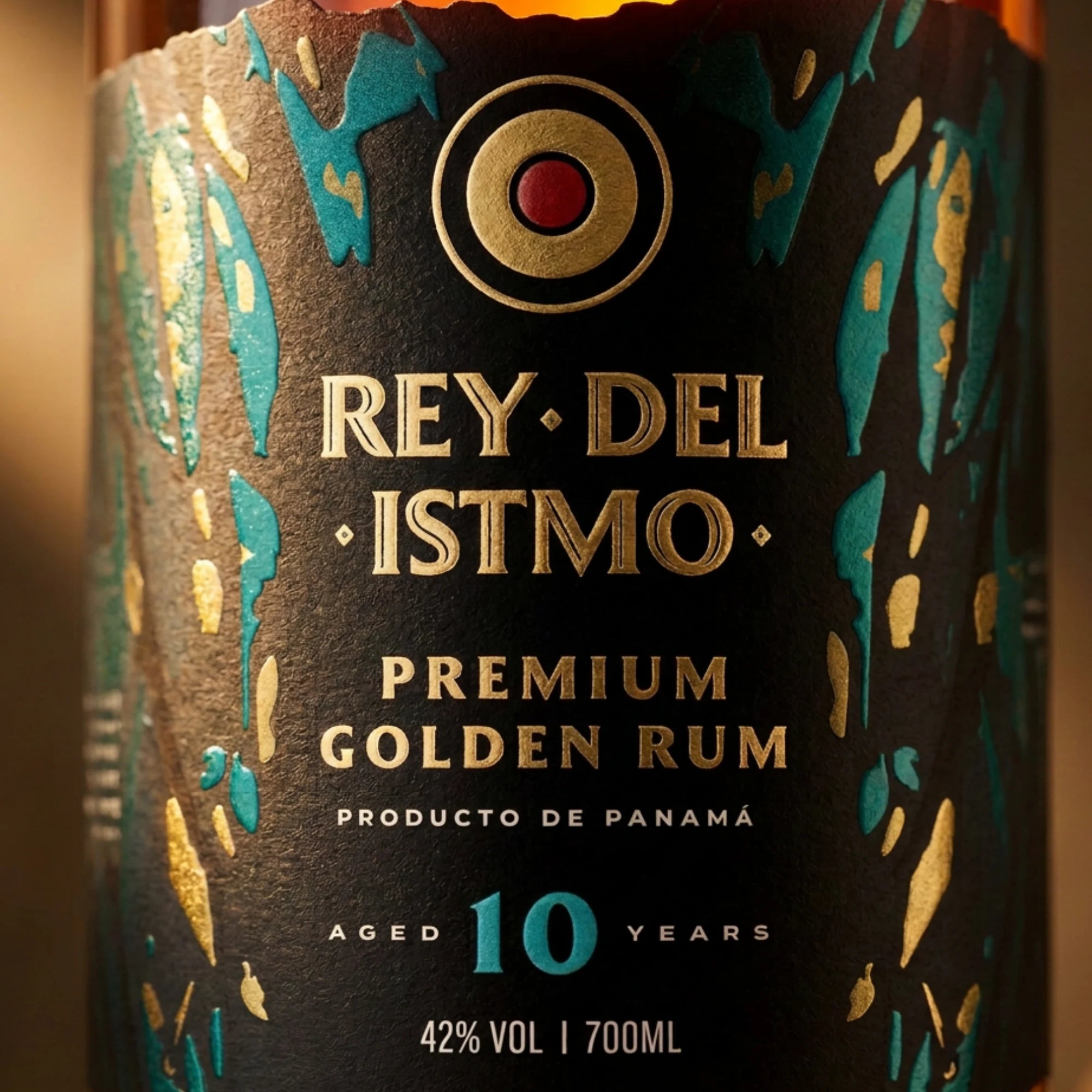 Macro detail of the Rey del Istmo label and golden emblem